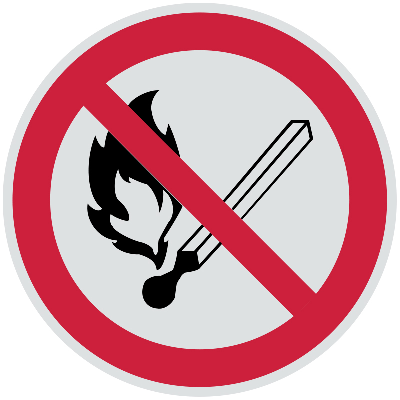 Знак P02 Запрещается пользоваться открытым огнем и курить •ГОСТ 12.4.026-2015• (Световозвращающий Пленка 200 х 200)